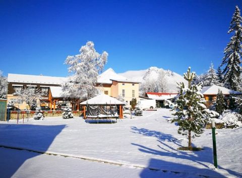 Užite si zimu v zasnežených Vysokých Tatrách. Pobyt v Monty Ranch s wellness a zľavou do skiareálov.