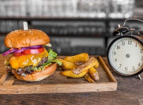 Regular, Cheese, BBQ burger alebo Fish and chips v štýlovom bare Zeitlos.