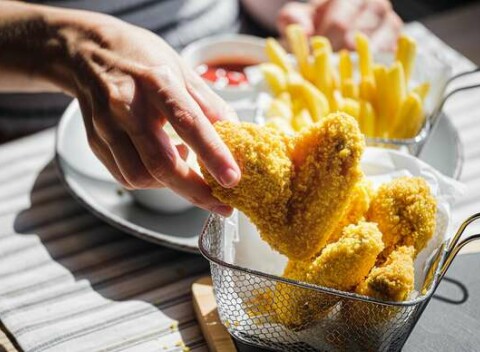 Chrumkavé kuracie krídelká s domácimi hranolkami z pravého food trucku Pepek Gurmán