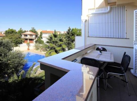 FIRST MINUTE CHORVÁTSKO: Apartmány v komplexe Trcol**** s bazénom len 400 metrov od mora