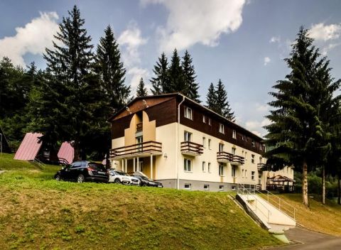 Horský hotel Magura vás privíta uprostred prírody v malebnom údolí Strážovskej pahorkatiny.