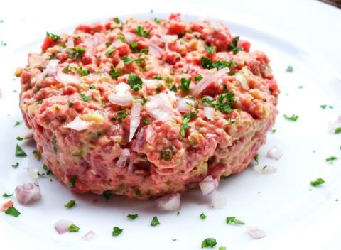 Poctivý tatársky biftek v reštaurácii Bernardov Dvor. Tradičná pochúťka z kvalitného hovädzieho mäsa.