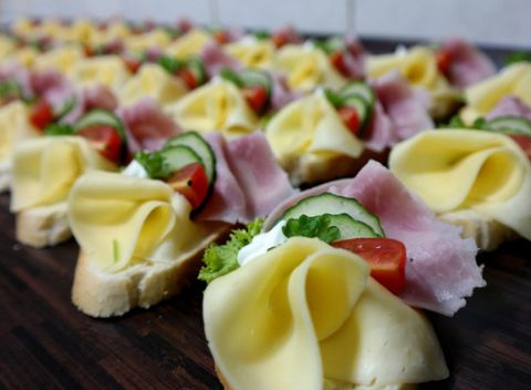 Syr, šunka, šalát, a to všetko spolu na chutných 20 chlebíčkoch vo FRESH SNACK.