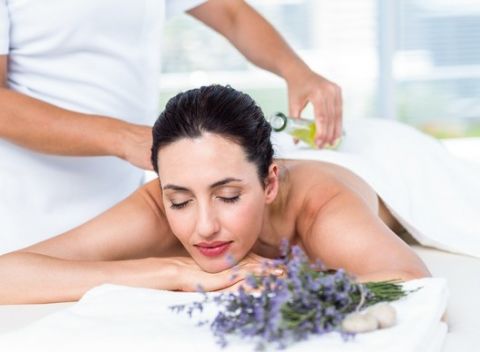 Balík celotelových wellness masáží s omamnou vôňou aromaterapeutických olejov.