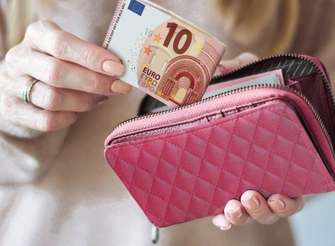 Dámska peňaženka na zips v 3 štýlových farbách - povinný doplnok do každej kabelky.