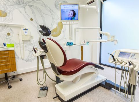 Dentálna hygiena s pieskovaním alebo bielenie zubov v modernom Stomalab.