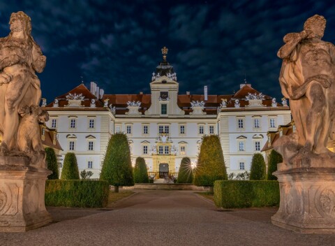 Valtica 550 m od zámku v Penzióne Alenka s raňajkami, fľašou či degustáciou vína + welcome drink