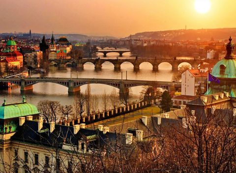 Praha a romantika v spoločnosti tajomna v 3* hoteli s raňajkami + poukaz na večeru.