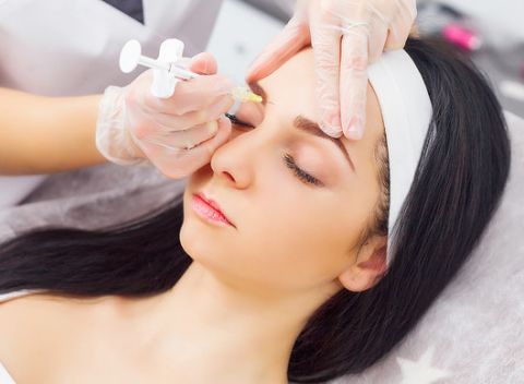 Aplikácia zázračného botulotoxínu proti vráskam v Miracle Studio Košice.