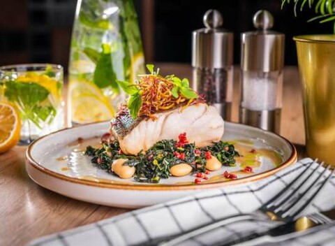 Steak z lososa, tresky alebo kurací steak v modernom bistre Olive You priamo na nábreží Dunaja