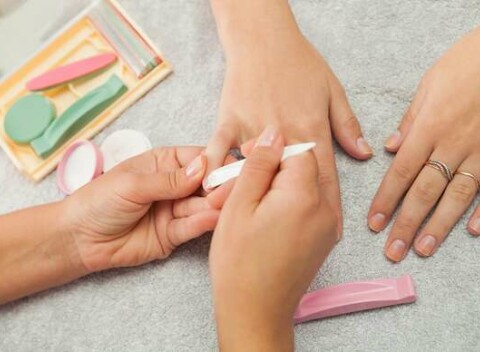 Manikúra klasická, japonská alebo s extra výživou IBX na poškodené nechty