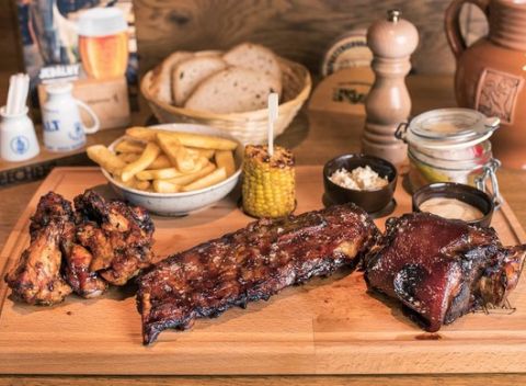 Viac než kilová mäsová misa s rebrami, krídelkami a kolenom v Bratislavskej Kozlovni.