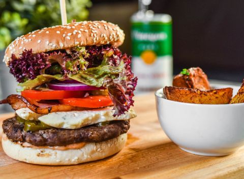 Domáci hovädzí burger v Dilema cafe restaurant s prílohou a dresingom.