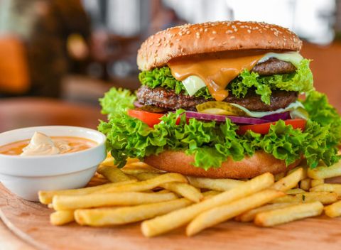 Burger s hranolkami a Kozlom priamo na Obchodnej v Hyde park Dvor & Pub.