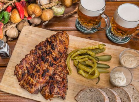 Pochutnajte si na kile skvelých bravčových rebier a k tomu 2 veľké pivá v ALFE.