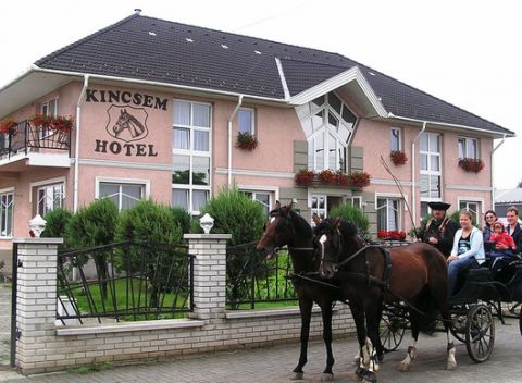 Wellness pobyt s polpenziou v Hoteli Kincsem Wellness*** v štýle vidieckeho sídla.