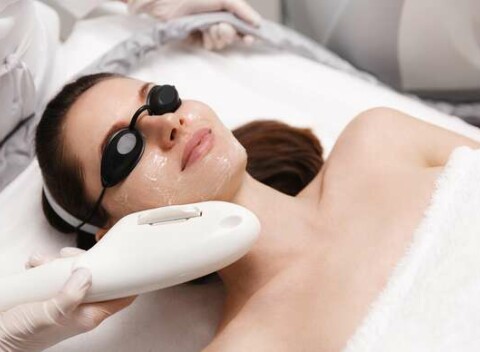 Fotorejuvenizácia - regenerácia a omladenie pokožky alebo odstránenie rozšírených cievok