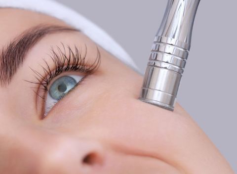 Hĺbkové čistenie pleti s ultrazvukom a vžehlenie séra, mikrodermabrázia alebo masáž pleti.