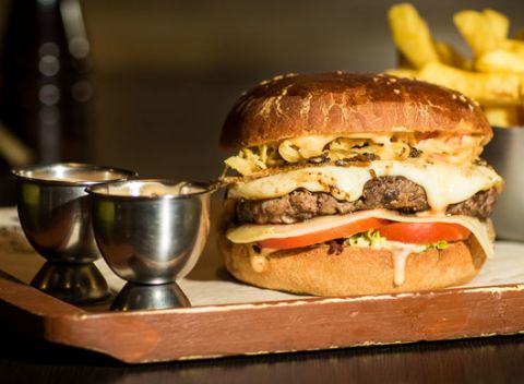 Colorado burger - americká fastfoodová pochúťka pripravená po domácky v Geronimo grill & bar.