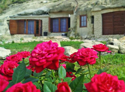 Jedinečný maďarský Sirok pri meste Eger v čarovných jaskynných apartmánoch so vstupom do kúpeľov.