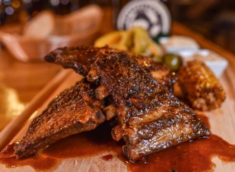 Marinované grilované BBQ rebierka alebo kombo s kilom chilli kuracích krídelok v Pivárničke.