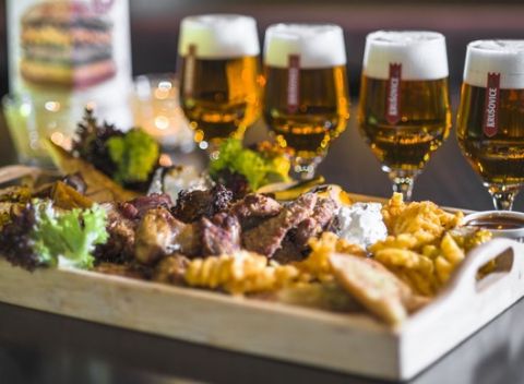 Misa chrumkavého mäsa - Geronimo grill special 2 300 g a 4 veľké pivká Krušovice.