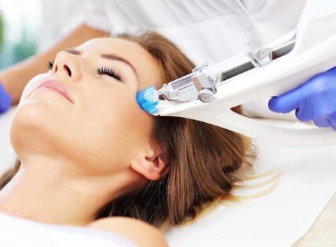 Mezoterapia tváre či vlasov – zbaví vás pigmentových škvŕn, jazvičiek a zastaví vypadávanie vlasov.