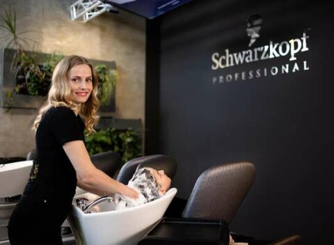 Dámsky strih so Split-ender zastrihávačom s regeneračnou kúrou Fiber Clinix a fúkanou