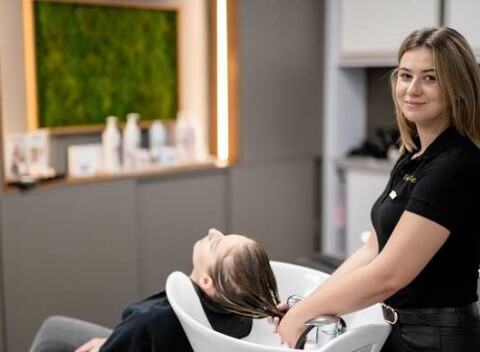 Profesionálny strih a fúkaná s profesionálnou hairstylistkou v OC Galérii, aj v OC Auparku