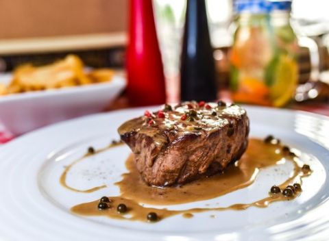 Steak z juhoamerickej sviečkovice a grilovaná zelenina ratatouille v reštaurácii Divná Múza.