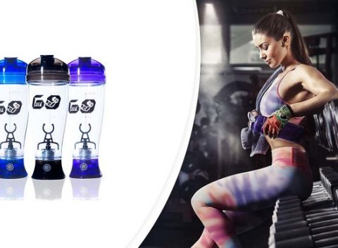 GoFit shaker, ktorý padne do ruky. Je praktický a jedným stlačením pre vás pripraví obľúbený nápoj.