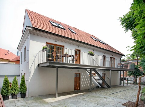 Poděbrady: Kúpeľná kolonáda s prameňmi v Penzióne Dobré Časy s raňajkami formou bufetu