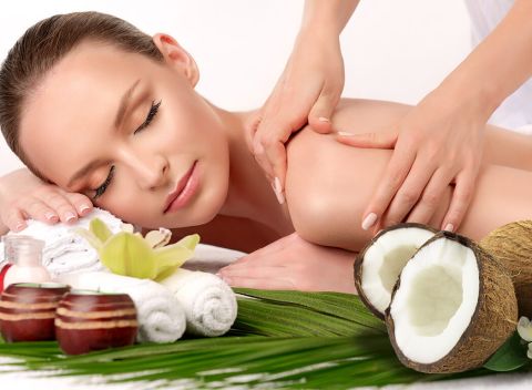 Relaxačná masáž celého tela nahriatym kokosovým olejom v salóne Natália