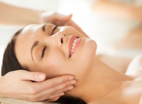 Tajomstvo jarného osvieženia vašej pleti: peelingové a omladzujúce ošetrenie v salóne Laurentis.