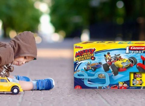 Na štart, pripraviť sa, pozooooor a idéééš! Detská autodráha s Donaldom a Mickey Mousom.