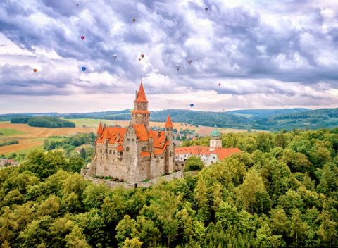 Rozprávkové leto priamo pod hradom v českom hoteli Bouzov s polpenziou a dieťaťom zdarma.