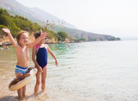 Leto v Chorvátsku pri pokojnej zátoke s ubytovaním pre celú rodinu v apartmánoch Kraris.