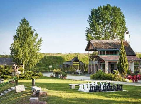 Győr v štýlovom drevenom bungalove + celodenná vstupenka do termálov či na pláž, požičanie bicyklov.