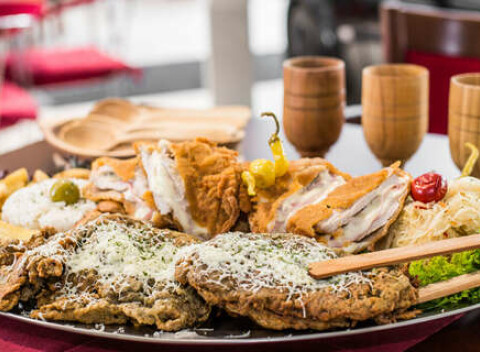 Misa rezňov s prílohami pre 2 osoby alebo pre 4 - 5 osôb.