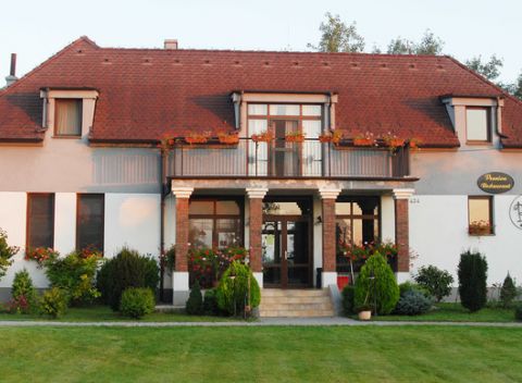 Pobyt s polpenziou v útulnom wellness penzióne s výhľadom na jazero pre 2 osoby.