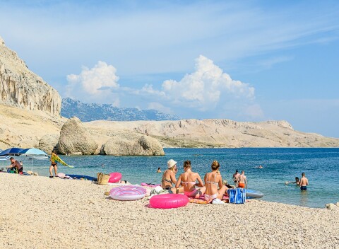 Ostrov Pag len 250 m od mora v apartmáne až pre 6 ľudí vo Ville Lana s vonkajším bazénom, záhradou a BBQ