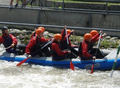 Zdolajte na rafte kanál víťazov alebo si užite pokojný splav rieky Váh + fotky a videozáznam.