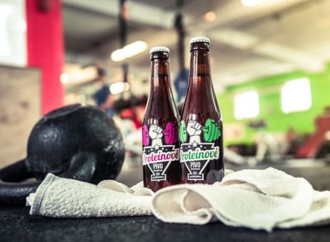 Proteínové pivo, z ktorého nerastie pupok, ale svaly. Pre mužov i ženy.