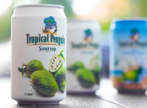 Kartón zdravých exotických nápojov – kokosová voda alebo graviolový džús.