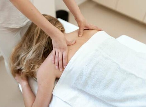 Dokonalé hĺbkové uvoľnenie tela vďaka relaxačnej masáži v Evia Clinic.