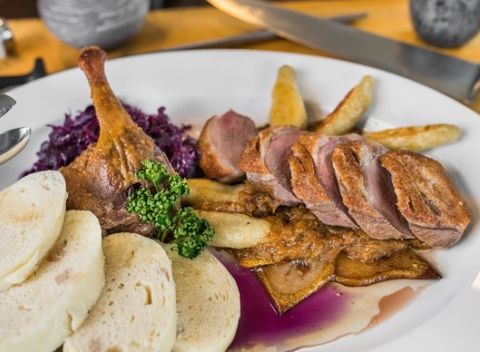 Chrumkavé kačacie špeciality pre dve osoby v reštaurácii Sedmička v Bratislave.