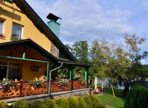 Penzión Prameň pri brehu Vinianskeho jazera s polpenziou a zľavou na vstup do Thermalparku Šírava.