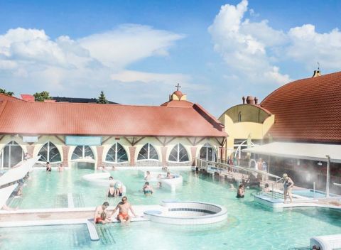 Pobyt vo Veľkom Mederi vo Vile Azur s raňajkami, fľašou vína, tenisom a zľavou do termálov Thermal Corvinus.