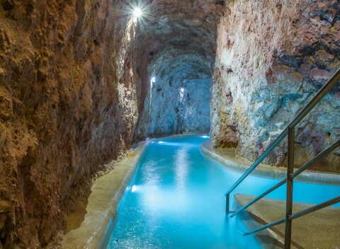 Miskolc len 650 m od jaskynných kúpeľov v Penzióne Zenit s raňajkami/polpenziou, welcome drinkom a zľavami