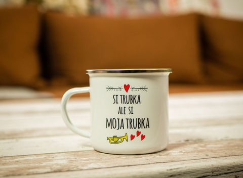 Originálne keramické hrnčeky alebo plecháčiky na popíjanie obľúbeného nápoja.